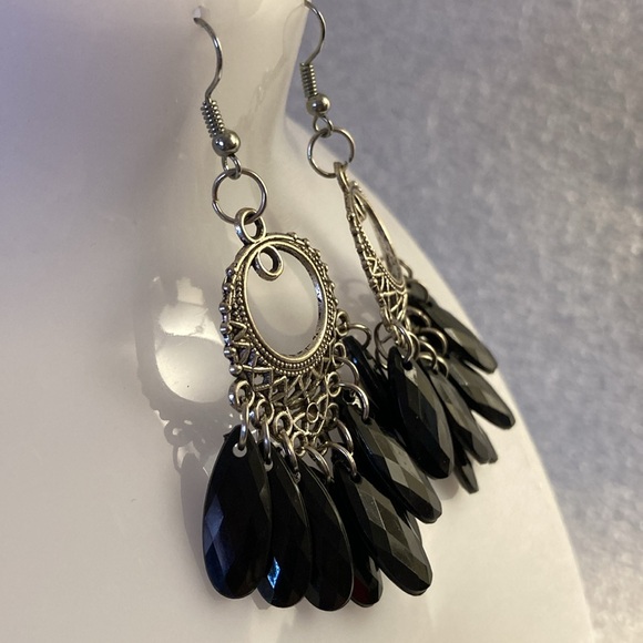 NWOT - Silvertone Black Acrylic Faceted Oval Beaded Dangle Drop Pierced Earrings - Picture 7 of 9